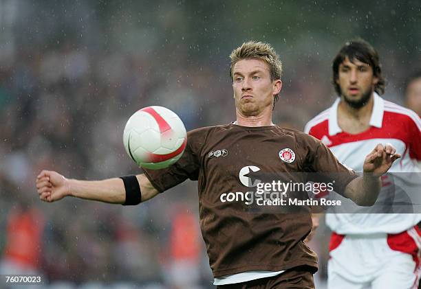 Marvin Braun of St.Pauli stops the ball during the Second Bundesliga match between FC St.Pauli and 1. FC Cologne on August 10, 2007 in Hamburg,...