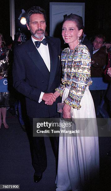 Audrey Hepburn and Robert Wolders arrive for the Lincoln Center Tribute on April 23, 1992 in New York City.