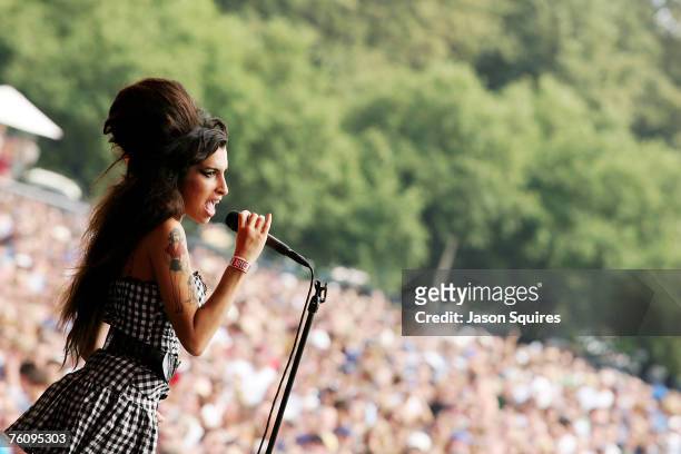 Singer Amy Winehouse performs on the Bud Light stage at Lollapalooza 2007 in Grant Park on August 5, 2007 in Chicago, Illinois.
