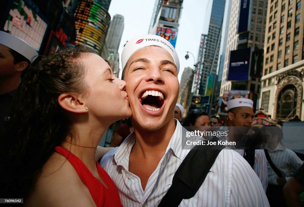 Times Square Alliance Commemorates the 62nd Anniversary of VJ Day Commemorated with a Kiss-In