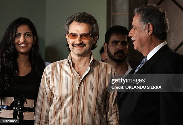 El Guatemalan president Oscar Berger talks with Saudi prince Al-Waleed bin Talal 14 August, 2007 at the Palace of Culture in Guatemala City....