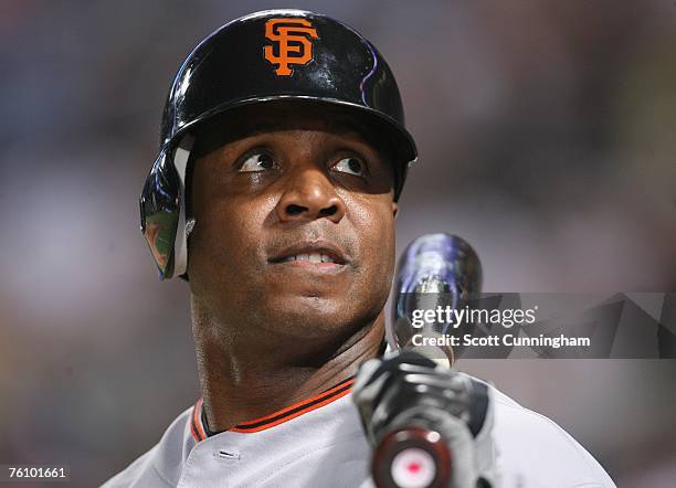 Barry Bonds of the San Francisco Giants waits on deck to hit against the Atlanta Braves at Turner Field on August 14, 2007 in Atlanta, Georgia. The...