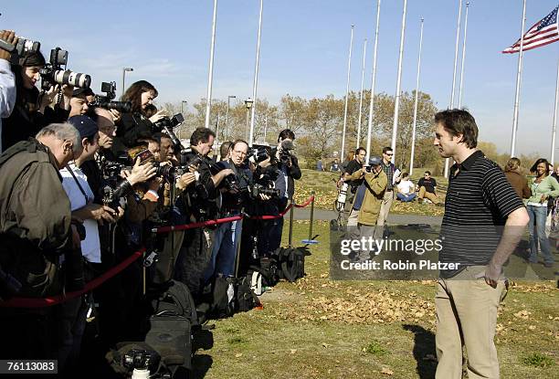 Luke Wilson and the photographers