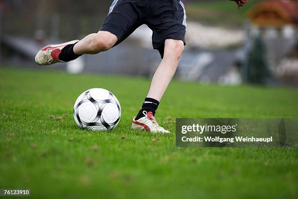 boy (12-13), playing football - garçon 12 ans photos et images de collection