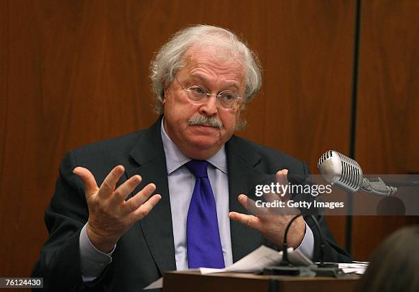 Forensic pathologist Michael Baden testifies in the murder trial of music producer Phil Spector August 16, 2007 in Los Angeles, California. Spector...