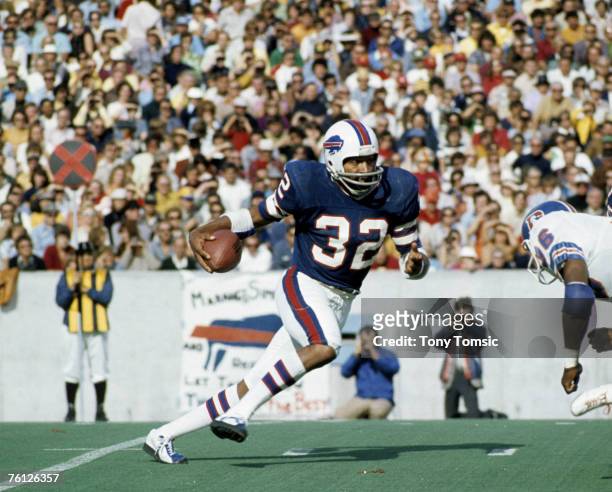 Buffalo Bills Hall of Fame running back O.J. Simpson carries the ball during a 38-14 victory over the Denver Broncos on October 5 at Rich Stadium in...