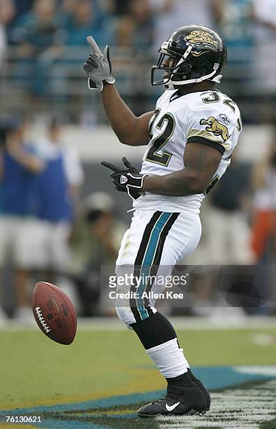 Jacksonville Jaguars Maurice Jones-Drew celebrates scoring a touchdown against the New York Jets in the first quarter during their NFL game at Alltel...
