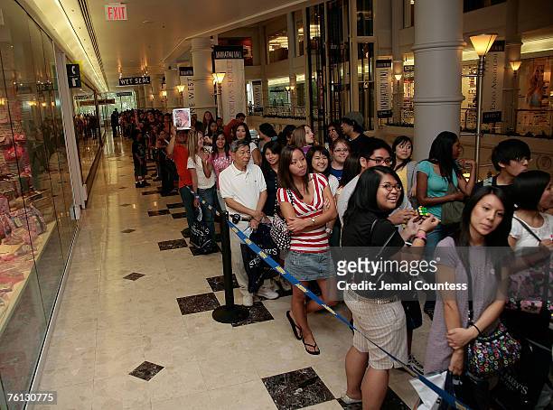 Fans outside the Steve and Barry's Store waiting to get an autograph from Actress Amanda Bynes during the instore at Steve and Barry's Store in...