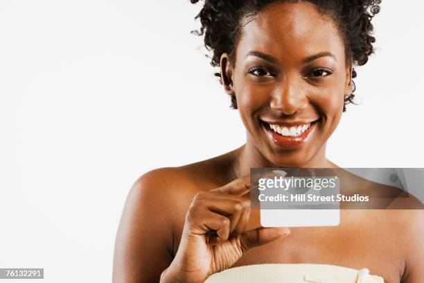 african american woman holding blank card - portrait holding card foto e immagini stock