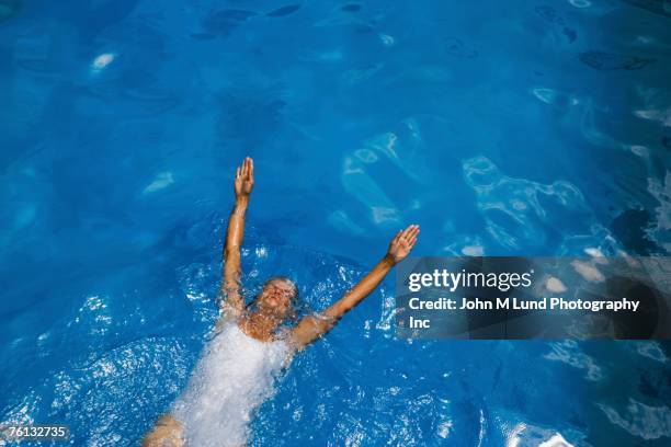 senior woman in swimming pool - buitenbad stockfoto's en -beelden
