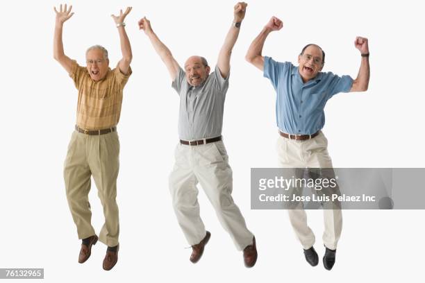senior men jumping - homme enthousiasme sourire fond blanc photos et images de collection