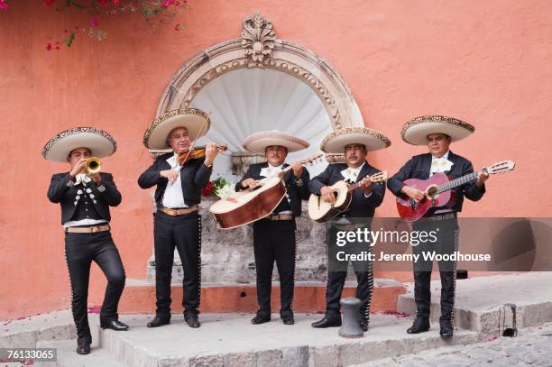 mariachi band playing in front of fountain - mariachi band stockfoto's en -beelden