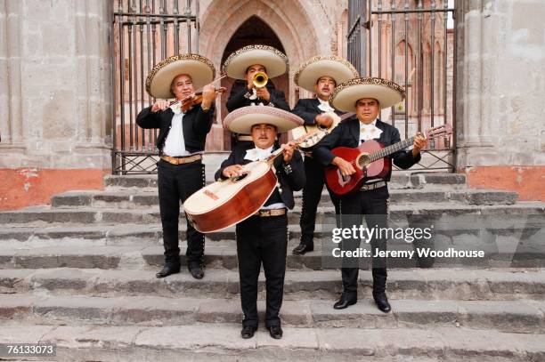 mariachi band in front of cathedral - mariachi fotografías e imágenes de stock