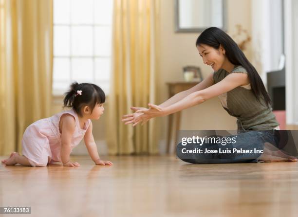 asian mother reaching out to baby daughter - engatinhando - fotografias e filmes do acervo