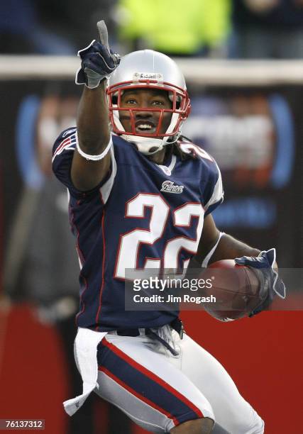 New England Patriots' Asante Samuel celebrates after intercepting a pass and running the ball in to the end zone for a touchdown against the New York...