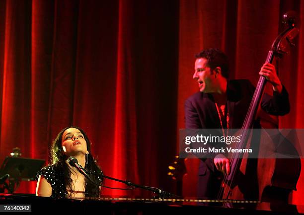 Norah Jones with band