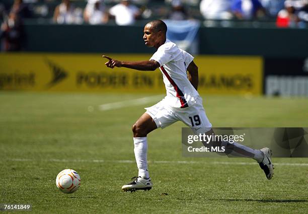 Ricardo Clark of the United States in action against Trinidad and Tobago during the 2007 CONACAF Gold Cup at the Home Depot Center in Carson,...