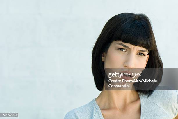 "woman, looking at camera, portrait" - bad bangs imagens e fotografias de stock