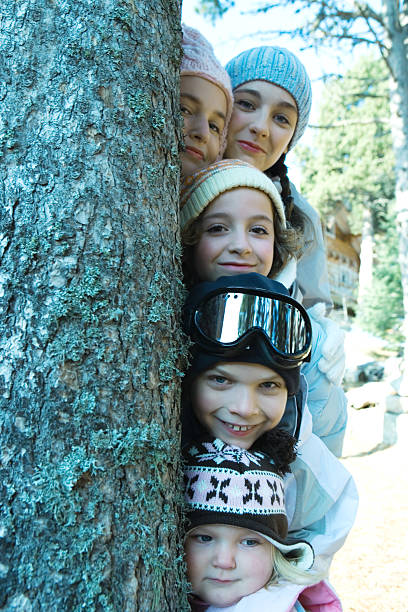 https://media.gettyimages.com/id/76152648/fr/photo/kids-and-teens-peeking-from-behind-tree-in-ski-clothes-portrait.jpg?s=612x612&w=0&k=20&c=iUTYwQGHQ7dTVn0LZMBlgUW8WubLEfRVFrp7LqGsyJo=