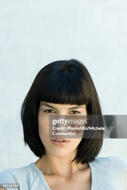 "woman, looking at camera, portrait" - bad bangs imagens e fotografias de stock