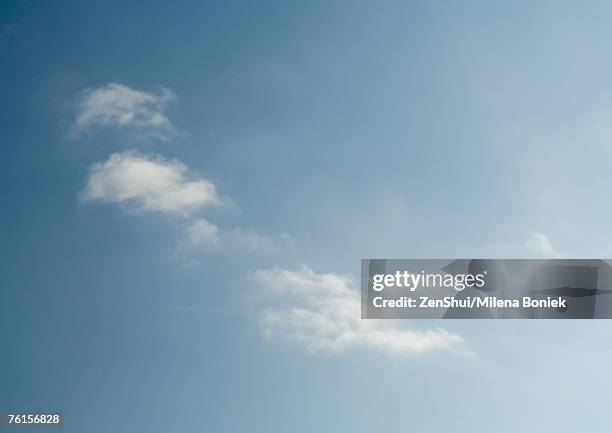 blue sky with clouds - cirrus stockfoto's en -beelden