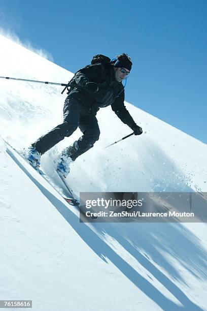 skier skiing downhill - 高山滑雪 個照片及圖片檔