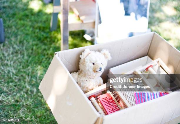 toys in cardboard box - rommelmarkt stockfoto's en -beelden