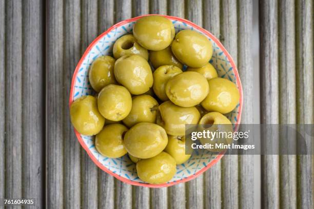 high angle close up of bowl of green olives. - olive 個照片及圖片檔