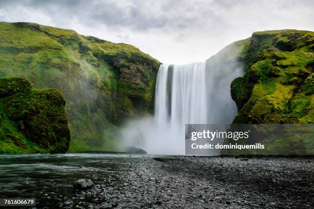 skogafoss waterfall, southern iceland - waterfall photos et images de collection