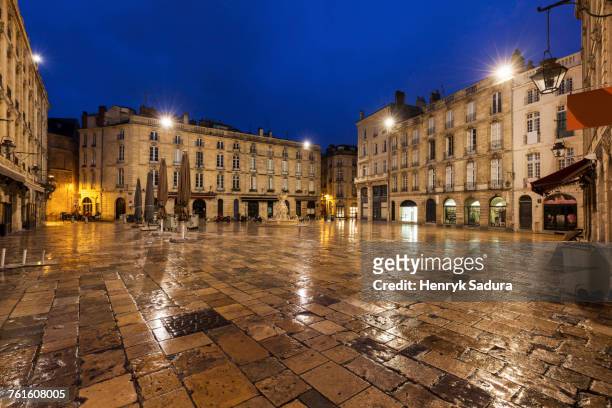 france, nouvelle-aquitaine, bordeaux, wet parliament square at night - town square night stock pictures, royalty-free photos & images