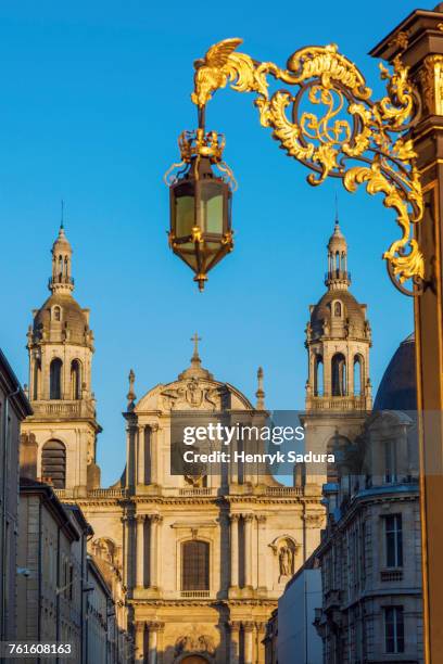 france, grand est, nancy, ornate street light with nancy cathedral in background - 南西 個照片及圖片檔