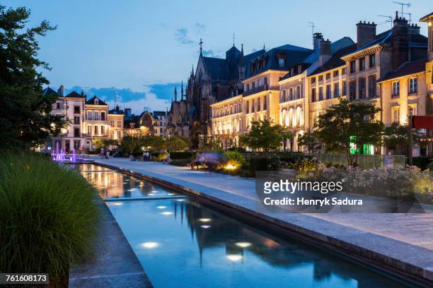 france, grand est, troyes, promenade along canal with illuminated buildings in background - troyes champagne ardenne stockfoto's en -beelden