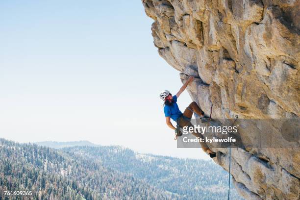 man rock climbing, buck rock, california, america, usa - klettergarten stock-fotos und bilder