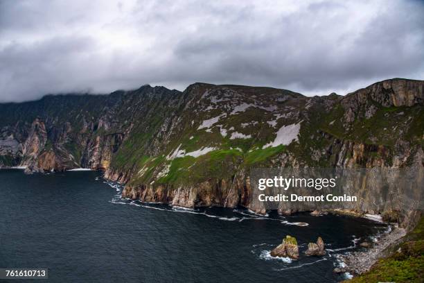 ireland, county donegal, slieve league cliffs by donegal bay - slieve league donegal stock-fotos und bilder