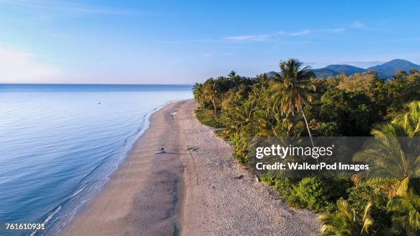 australia, queensland, blue sky over coastline - port douglas stockfoto's en -beelden