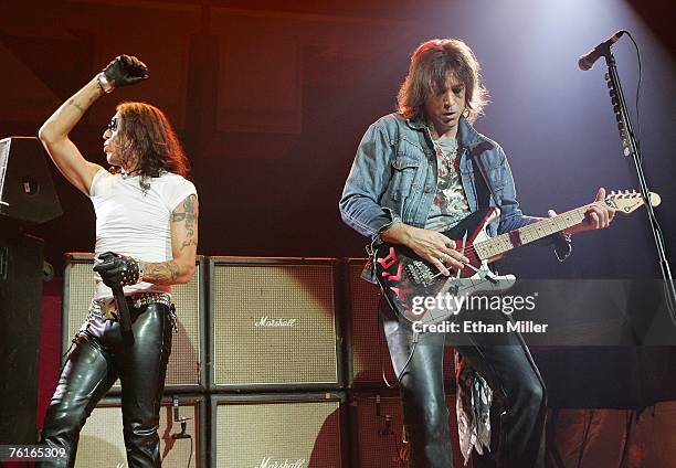 Rat Singer Stephen Pearcy From Ratt Band Photos and Premium High Res Pictures ...