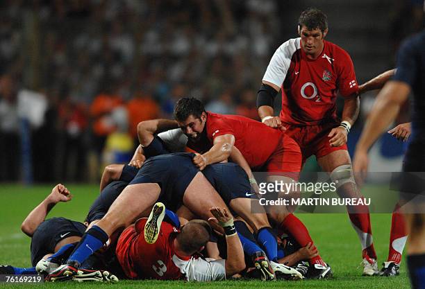 English lock Simon Shaw watches the ruck collapse during the Rugby World Cup 2007 preparation match 18 August 2007 at the Velodrome Stadium in...