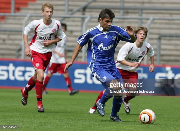 Ufuk Oezbek of Schalke controls the ball during the B Juniors Bundesliga match between Rot Weiss Essen and FC Scgalke 04 at the Georg-Melches stadium...