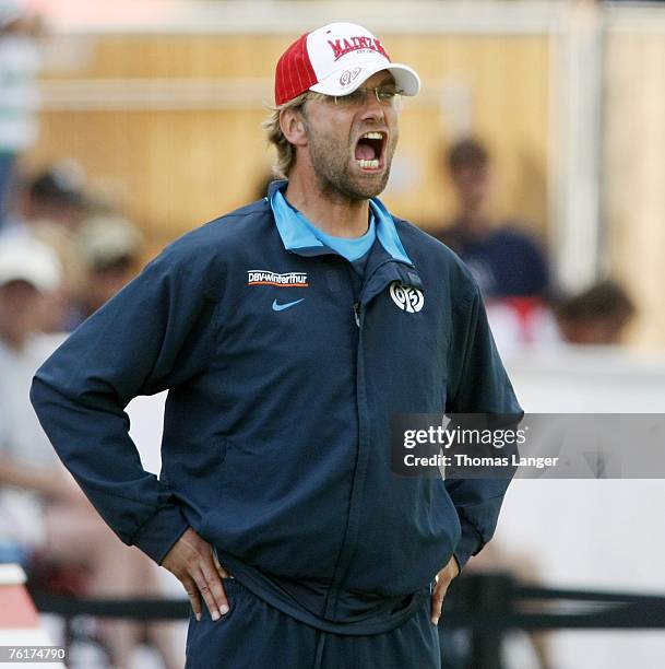 Juergen Klopp of Mainz reacts during the Second Bundesliga match between SpVgg Greuther Fuerth and FSV Mainz 05 on August 19, 2007 in Fuerth, Germany.