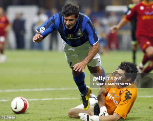 Inter Milan's Portuguese midfielder Luis Figo fights for the ball with AS Roma's Brazilian goalkeeper Doni Alexander Marangon, 19 August 2007 during...