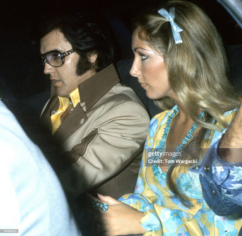 Elvis Presley Arrives At Hotel With Girlfriend Linda Thompson - July 27, 1976