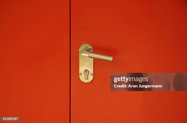 detail of a gold door handle on a red door - door handle stock pictures, royalty-free photos & images