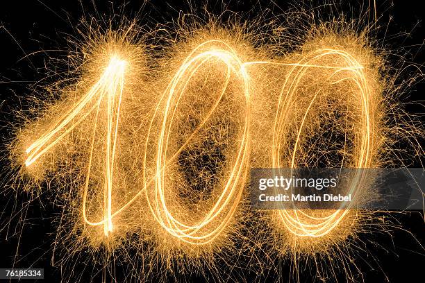 100' drawn with a sparkler - number 100 stock-fotos und bilder