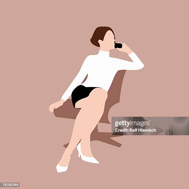 a woman sitting on a chair and using a telephone - 短毛 幅插畫檔、美工圖案、卡通及圖標