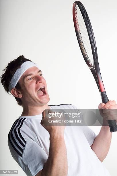 a tennis player celebrating - tennis résultats photos et images de collection