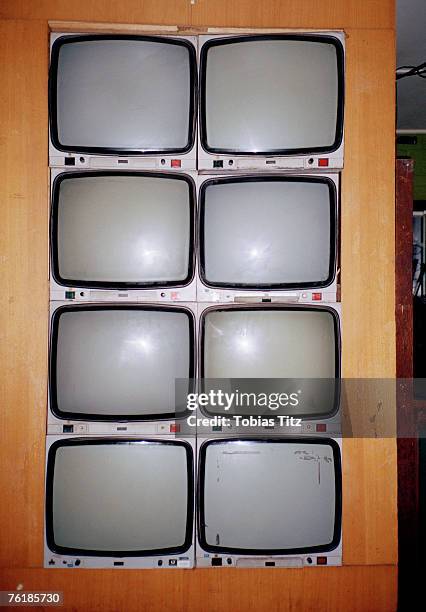 televisions mounted in a wall - monitor wall stock pictures, royalty-free photos & images