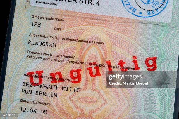 a german passport stamped 'invalid' - german passports stock-fotos und bilder