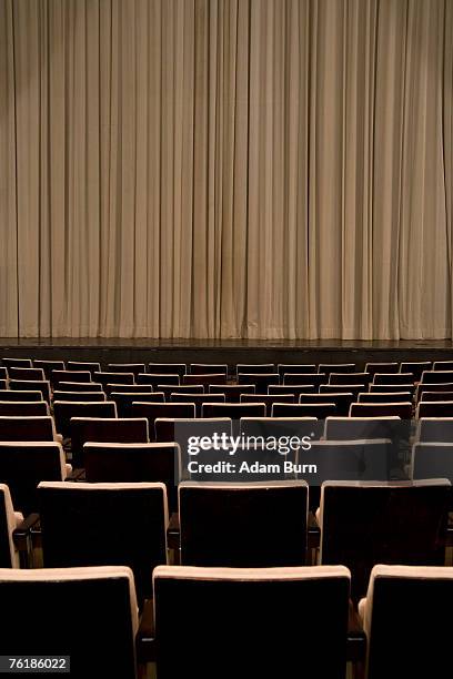 closed curtain in an empty theater - kinosaal stock-fotos und bilder