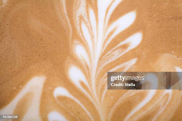 leaf pattern on a latte - milchschaum stock-fotos und bilder