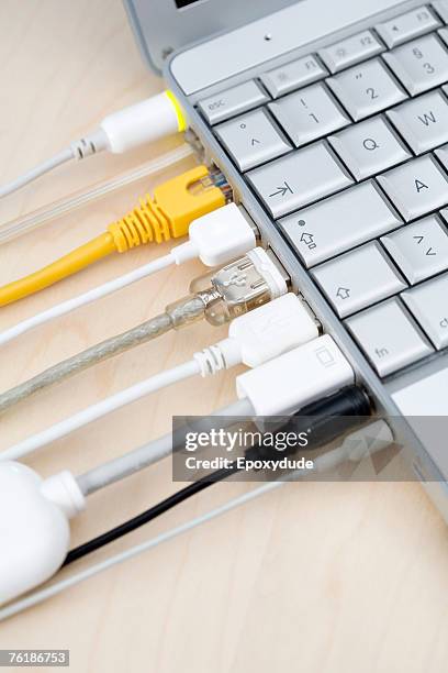 cables connected to a laptop - tomada de ligação à rede imagens e fotografias de stock